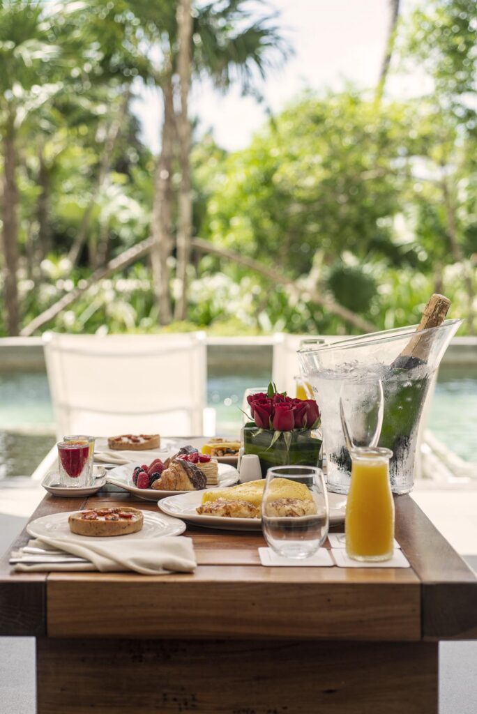 Swim up breakfast at UNICO 20°87° at Riviera Maya, best all inclusive resorts in Mexico for honeymoon​ trips