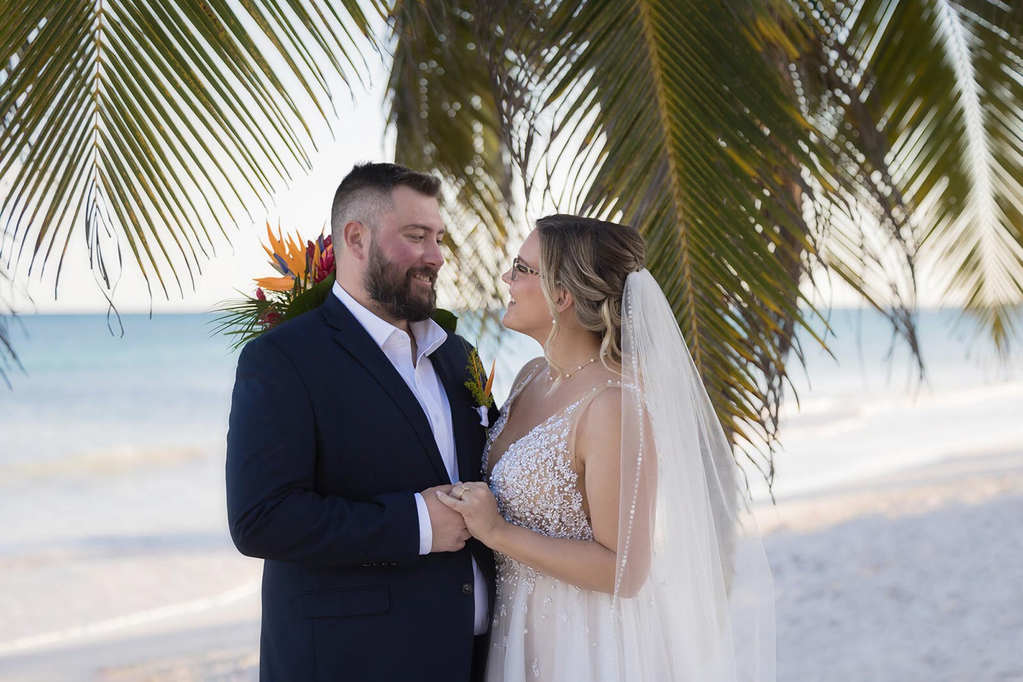 Couple getting married with a destination wedding Mexico package